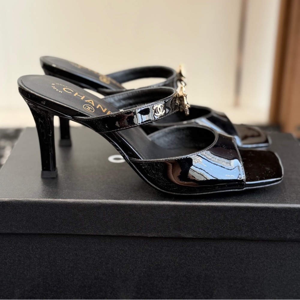 CHANEL Glossy Black Heels with Floral Embellishment - Picture 2 of 5